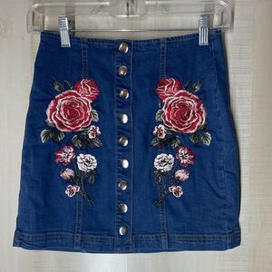 Pacsun denim‎ embroidered mini skirt snap front red flowers, size 24